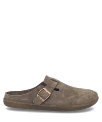 Zoccolo in pelle scamosciata marrone con fibbia. La suola è robusta e antiscivolo ideale per un comfort quotidiano.