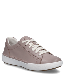 Der Sneaker ist in einem eleganten Mattrosa gehalten und verfügt über eine klassische Schnürung. Das Obermaterial besteht aus glattem Lederimitat welches dem Schuh einen modernen und stilvollen Look verleiht.