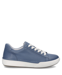 Moderner Sneaker aus blauem Leder mit weißer Schnürung. Die flache Sohle ist weiß und bietet guten Halt auf verschiedenen Oberflächen.