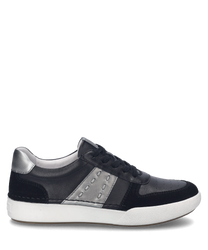 Der Sneaker in der Farbe Schwarz-Basalt besteht aus hochwertigem Leder und verfügt über eine Schnürung für optimalen Halt. Besondere Merkmale sind die silbernen Akzente an den Seiten und der Ferse die dem Schuh einen modernen Look verleihen.