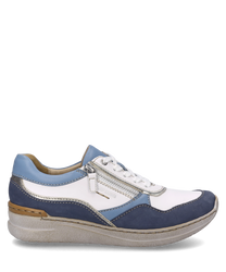 Der Sneaker in der Farbe shark-multi besteht aus einem Mix aus hellblauem weißem und dunkelblauem Material. Besondere Merkmale sind die weiße Schnürung und der dekorative Reißverschluss an der Seite.