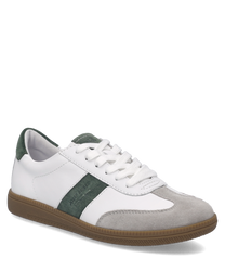 Moderner Sneaker mit Schnürung aus glattem weißem Leder und grünem Wildlederdetail. Die Sohle ist braun und akzentuiert das schlichte Design ideal.