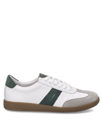 Moderner Sneaker mit Schnürung aus glattem weißem Leder und grünem Wildlederdetail. Die Sohle ist braun und akzentuiert das schlichte Design ideal.