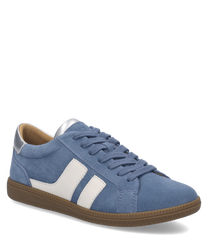 Der blaue Sneaker aus Wildleder hat eine Schnürung und weiße Akzente. Die silberne Ferse und die braune Sohle verleihen einen modernen Look.