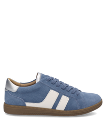 Der blaue Sneaker aus Wildleder hat eine Schnürung und weiße Akzente. Die silberne Ferse und die braune Sohle verleihen einen modernen Look.
