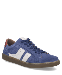 Blauer Sneaker aus Wildleder mit weißem Lederstreifen und rotem Akzent an der Ferse. Der Schuh hat eine braune Gummisohle und wird durch eine Schnürung geschlossen.