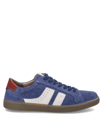 Blauer Sneaker aus Wildleder mit weißem Lederstreifen und rotem Akzent an der Ferse. Der Schuh hat eine braune Gummisohle und wird durch eine Schnürung geschlossen.
