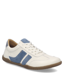 Weißer Sneaker aus Leder mit blauen Stoffstreifen und silberner Ferse. Ausgestattet mit Schnürung und heller Gummisohle für bequemen Halt.
