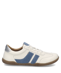 Weißer Sneaker aus Leder mit blauen Stoffstreifen und silberner Ferse. Ausgestattet mit Schnürung und heller Gummisohle für bequemen Halt.