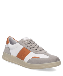 Moderner Sneaker mit Schnürung aus weißem Leder grauem Wildleder und orangefarbenen Akzenten. Robuste Sohle für optimalen Komfort im Alltag.