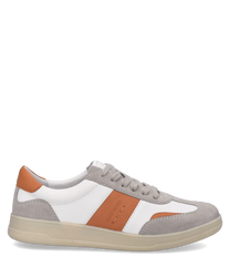 Moderner Sneaker mit Schnürung aus weißem Leder grauem Wildleder und orangefarbenen Akzenten. Robuste Sohle für optimalen Komfort im Alltag.