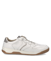 Weißer Sneaker aus Leder mit Schnürung und grauen Akzenten. Perforierte Details an den Seiten sorgen für Atmungsaktivität.