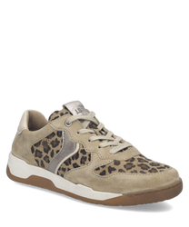 Beiger Sneaker aus Wildleder mit auffälligem Leopardenmuster und klassischer Schnürung. Die Sohle ist aus Gummi und sorgt für guten Halt.