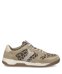 Beiger Sneaker aus Wildleder mit auffälligem Leopardenmuster und klassischer Schnürung. Die Sohle ist aus Gummi und sorgt für guten Halt.