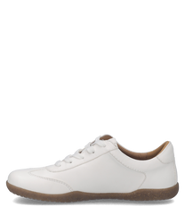 Weißer Sneaker mit Schnürung aus glattem Leder. Der Schuh hat eine braune Gummisohle und klare Linien für einen schlichten Look.