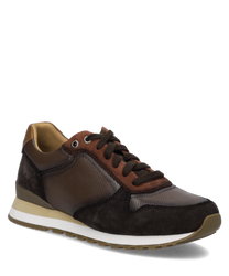 Brauner Sneaker aus Leder mit Schnürung. Der Schuh hat eine weiße Sohle und braune Details aus Wildleder.