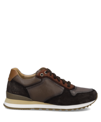 Brauner Sneaker aus Leder mit Schnürung. Der Schuh hat eine weiße Sohle und braune Details aus Wildleder.