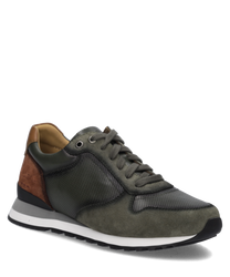 Grüner Sneaker mit Schnürung aus Wildleder und Glattleder. Braune und schwarze Akzente verleihen dem Schuh ein modernes Aussehen.