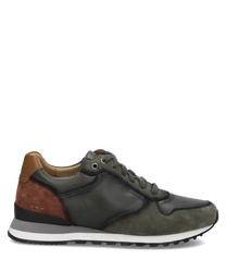 Grüner Sneaker mit Schnürung aus Wildleder und Glattleder. Braune und schwarze Akzente verleihen dem Schuh ein modernes Aussehen.