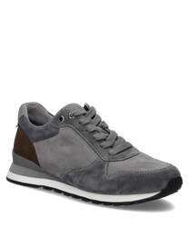 Grauer Sneaker aus Wildleder mit Schnürung. Der Schuh hat braune Akzente an der Ferse und eine weiße Sohle.