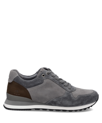 Grauer Sneaker aus Wildleder mit Schnürung. Der Schuh hat braune Akzente an der Ferse und eine weiße Sohle.