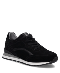 Schwarzer Sneaker aus Wildleder mit Schnürung. Dezente Markenprägung an der Ferse und graue Akzente an der Sohle.