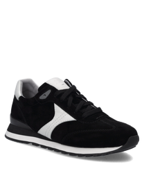 Schwarzer Sneaker mit weißem Akzent und Schnürung. Der Schuh besteht aus Wildleder und hat eine robuste Gummisohle für optimalen Halt.