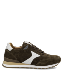 Brauner Wildleder-Sneaker mit weißem Akzent und Schnürung. Beigefarbene Sohle mit Profil für besseren Halt.