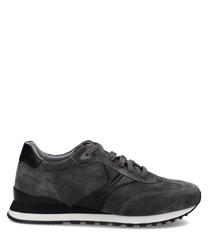 Grauer Sneaker aus Wildleder mit Schnürung. Der Schuh hat eine schwarze Sohle und dezente Ziernähte für einen modernen Look.