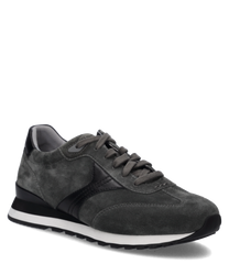 Grauer Sneaker aus Wildleder mit Schnürung. Der Schuh hat eine schwarze Sohle und dezente Ziernähte für einen modernen Look.