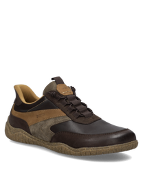 Brauner Sneaker mit Schnürung aus Leder und Textil. Der Schuh hat einen beige-braunen Kontrast und eine genoppte Sohle für zusätzlichen Halt.