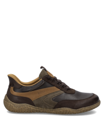 Brauner Sneaker mit Schnürung aus Leder und Textil. Der Schuh hat einen beige-braunen Kontrast und eine genoppte Sohle für zusätzlichen Halt.