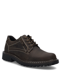 Brauner Halbschuh aus Leder mit robuster Gummisohle. Der Schuh hat eine Schnürung und Ziernähte auf der Seite.