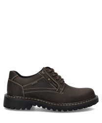 Brauner Halbschuh aus Leder mit robuster Gummisohle. Der Schuh hat eine Schnürung und Ziernähte auf der Seite.