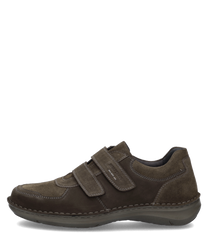 Brauner Halbschuh aus Leder mit Klettverschluss. Der Schuh hat eine robuste Sohle und dezente Ziernähte für einen klassischen Look.