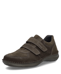 Brauner Halbschuh aus Leder mit Klettverschluss. Der Schuh hat eine robuste Sohle und dezente Ziernähte für einen klassischen Look.