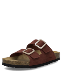Roter Hausschuh aus Wildleder mit zwei silbernen Schnallen. Die Sohle ist aus Kork gefertigt und bietet hohen Tragekomfort.