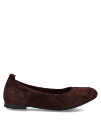 Braune Ballerina aus Wildleder mit Gummizug für bequemen Sitz. Flaches schwarzes Profil für eleganten Look.