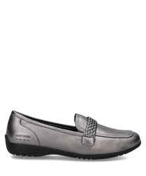 Ballerina aus glänzendem grauem Leder mit Schlupfverschluss. Der Schuh hat geflochtene Details auf dem Vorderblatt und eine flache schwarze Sohle.