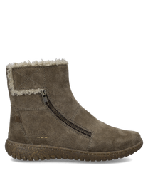 Braune Stiefelette aus Wildleder mit seitlichem Reißverschluss und flauschigem Innenfutter. Die Sohle ist robust genoppt für besseren Halt.