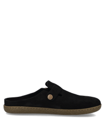 Schwarzer Clog aus Wildleder mit einer dekorativen Schnalle als Verschluss. Die Sohle ist braun und kontrastiert mit dem eleganten Obermaterial.