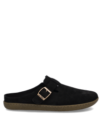 Schwarzer Clog aus Wildleder mit einer dekorativen Schnalle als Verschluss. Die Sohle ist braun und kontrastiert mit dem eleganten Obermaterial.