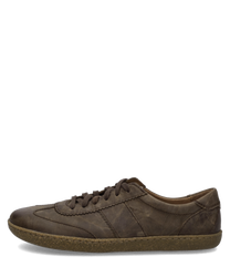 Brauner Sneaker aus Leder mit Schnürung. Robuste Sohle für optimalen Halt.