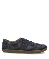 Dunkelblauer Sneaker aus Leder mit Schnürung. Die Sohle ist beige und leicht strukturiert.