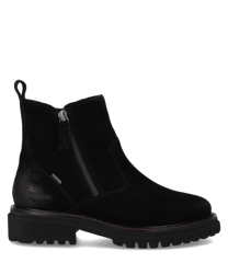 Schwarze Stiefelette aus Wildleder mit robustem Profil und silbernem Reißverschluss. Der Schuh hat eine flache Sohle und eine dezente Fersenlasche.