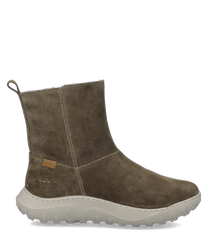 Braune Stiefelette aus Wildleder mit seitlichem Reißverschluss. Der Schuh hat eine beige Sohle und ein schlichtes Design.