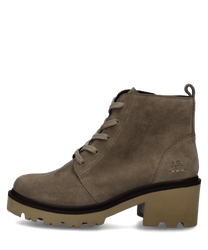 Beiger Wildlederstiefel mit Schnürung und Blockabsatz. Robuste Profilsohle für besseren Halt.