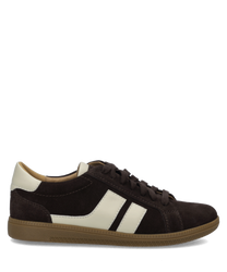 Brauner Sneaker aus Wildleder mit weißem Streifen und Schnürung. Beigefarbene Sohle und Fersendetail. Ideal für einen lässigen Look.