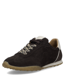 Schwarzer Sneaker mit Schnürung aus Wildleder und kontrastierender weißer Ferse. Die Sohle ist beige und strukturiert für besseren Halt.