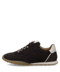 Schwarzer Sneaker mit Schnürung aus Wildleder und kontrastierender weißer Ferse. Die Sohle ist beige und strukturiert für besseren Halt.